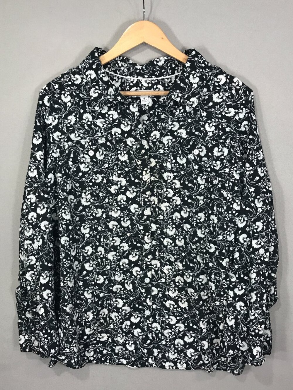 Croft & Barrow Shirt Women's 1X Black Floral Button Up Roll Tab Long Sleeve Pock